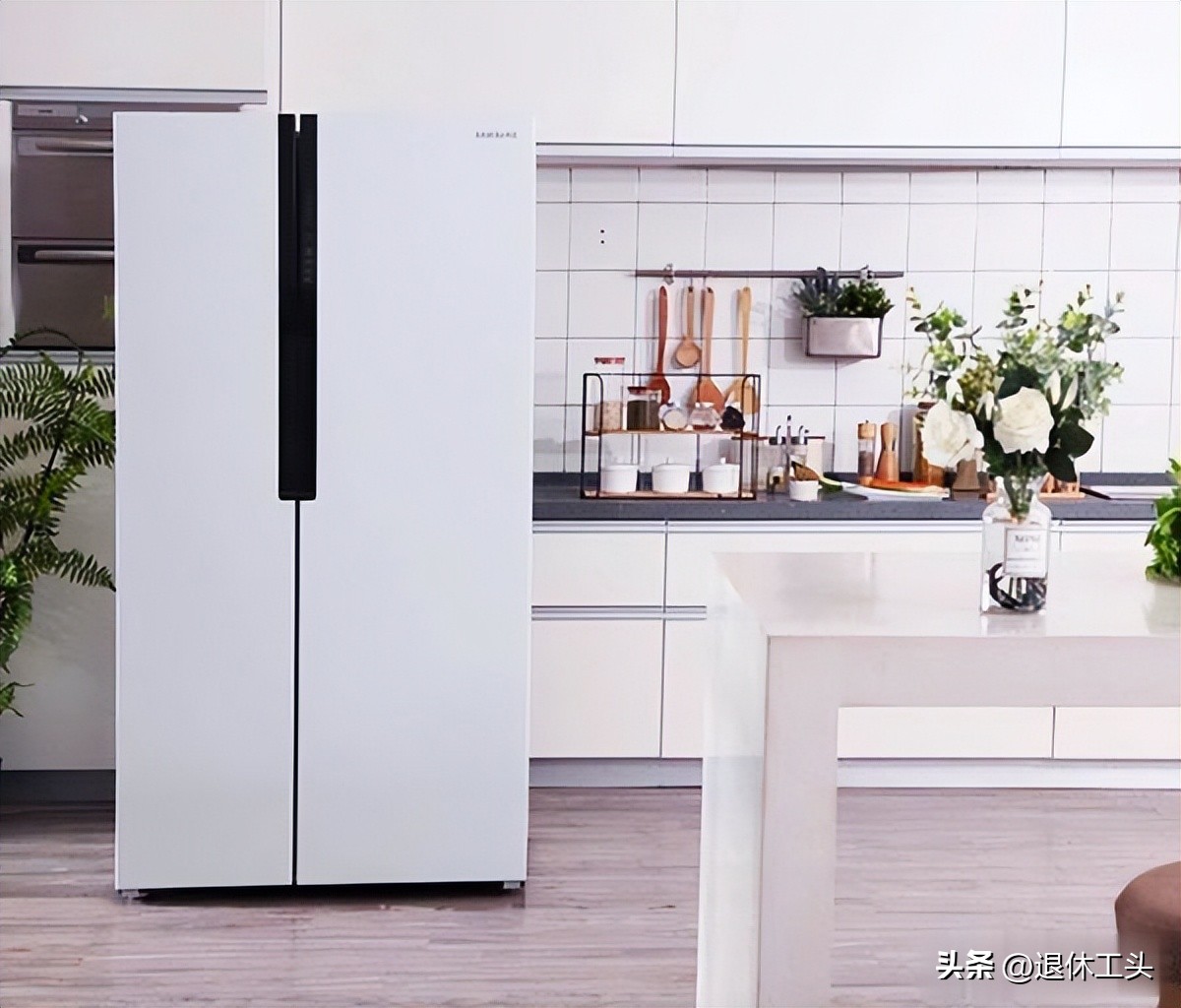 两个单开门冰箱和一个双开门冰箱,冰箱单开门和双开门利弊