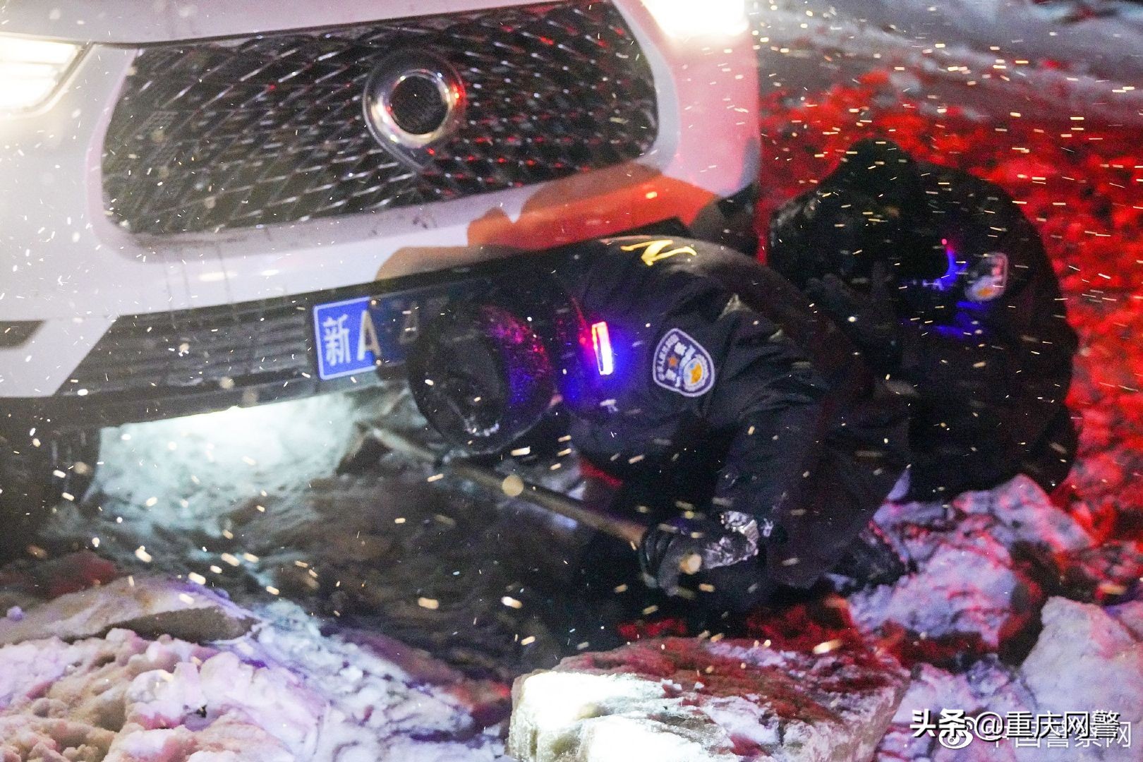 抗疫情战冰雪,抗击疫情警徽闪耀交警征文