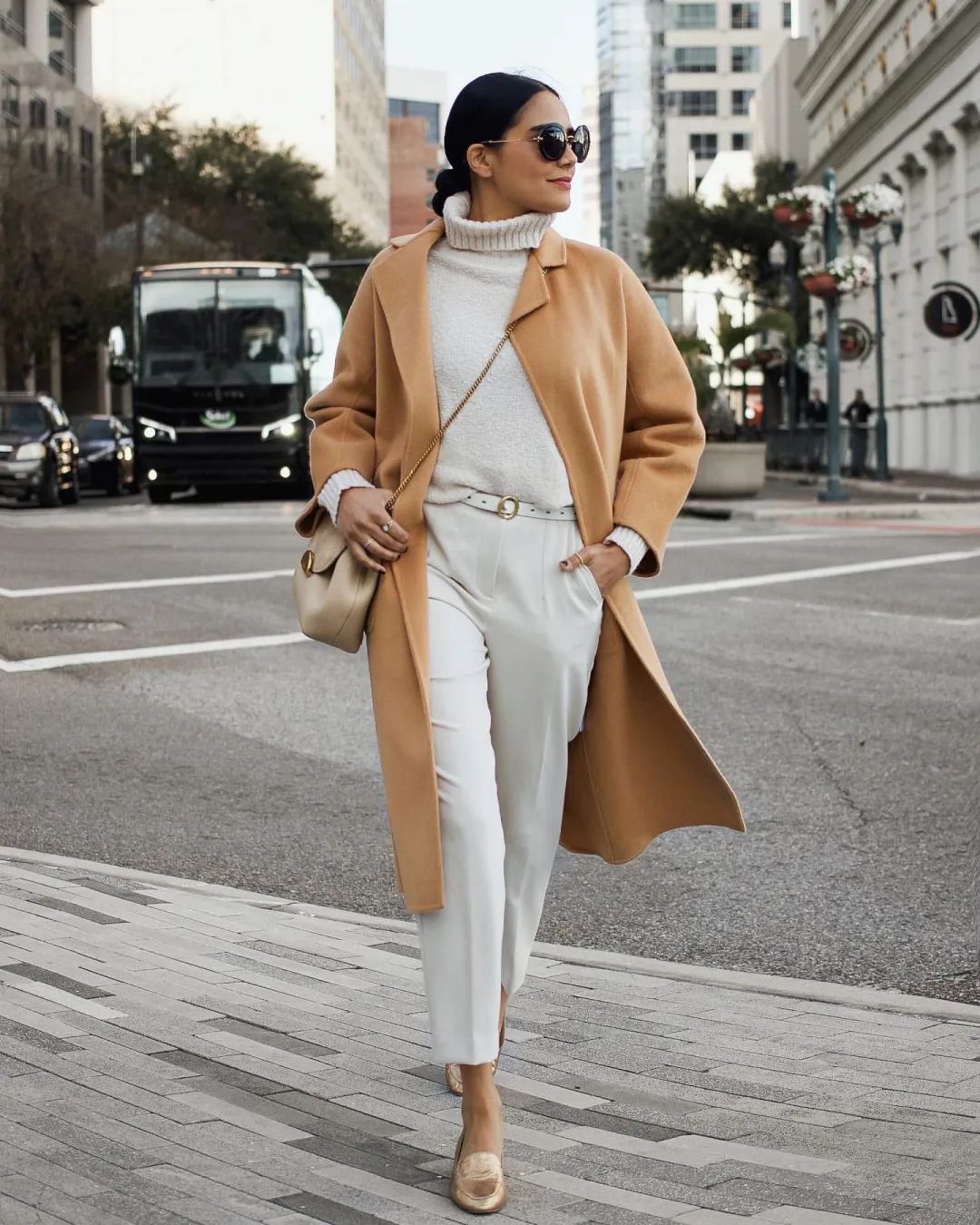 棕驼色大衣高级感穿搭,米驼棕大衣配什么颜色的内搭衬衫