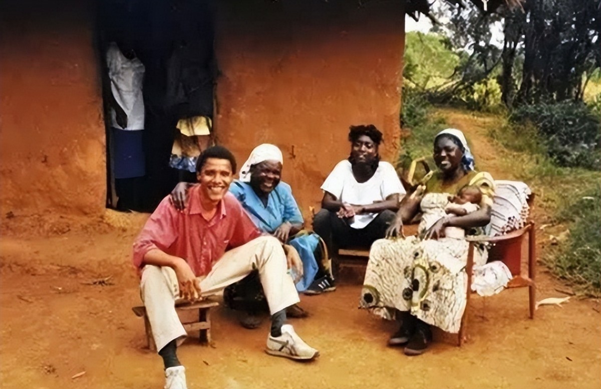 奥巴马第一次回非洲老家：帮祖母扛大米，和兄弟坐在田里喝酒