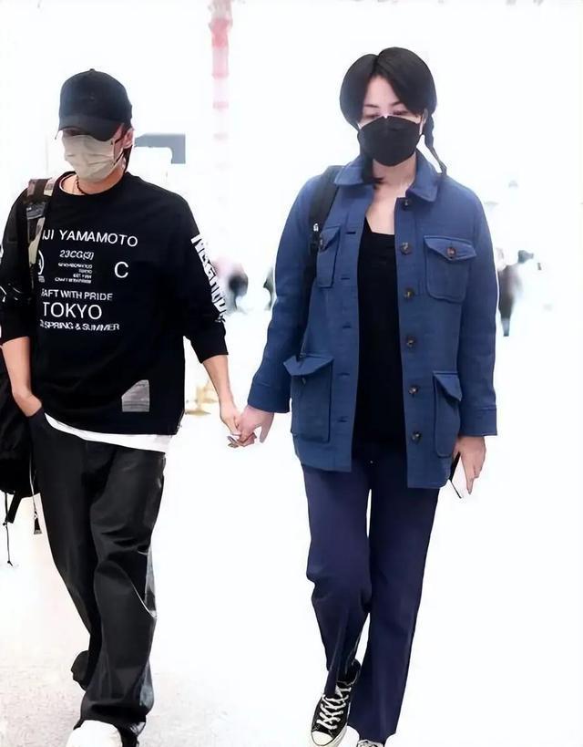 王菲谢霆锋机场公开亲密牵手,王菲谢霆锋机场牵手同框