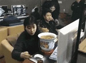 每日一笑：看多了足球比赛就没意思了，来一场不一样的比赛吧