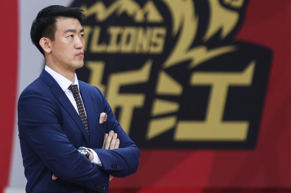 广厦半节2分痛失好局，场边女粉丝被“打哭”，球迷：感觉有猫腻