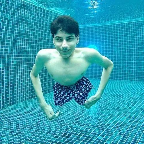 世界杯开幕式半身男孩引发热议,世界杯开幕式半身男孩对话原版