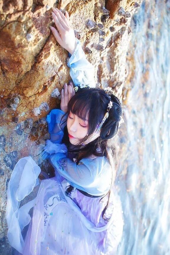 衬衫纽扣旁开叉,衬衫纽扣凸出来