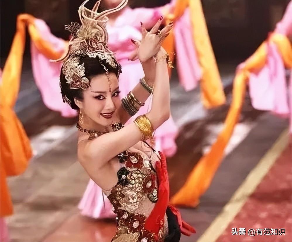 这次轮到51岁乌尔善翻车了?九尾狐“袒胸露乳”,观众直呼辣眼睛