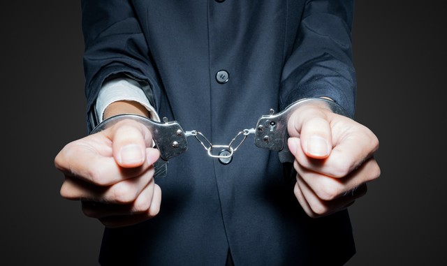 警“鸨”扫黄闹剧