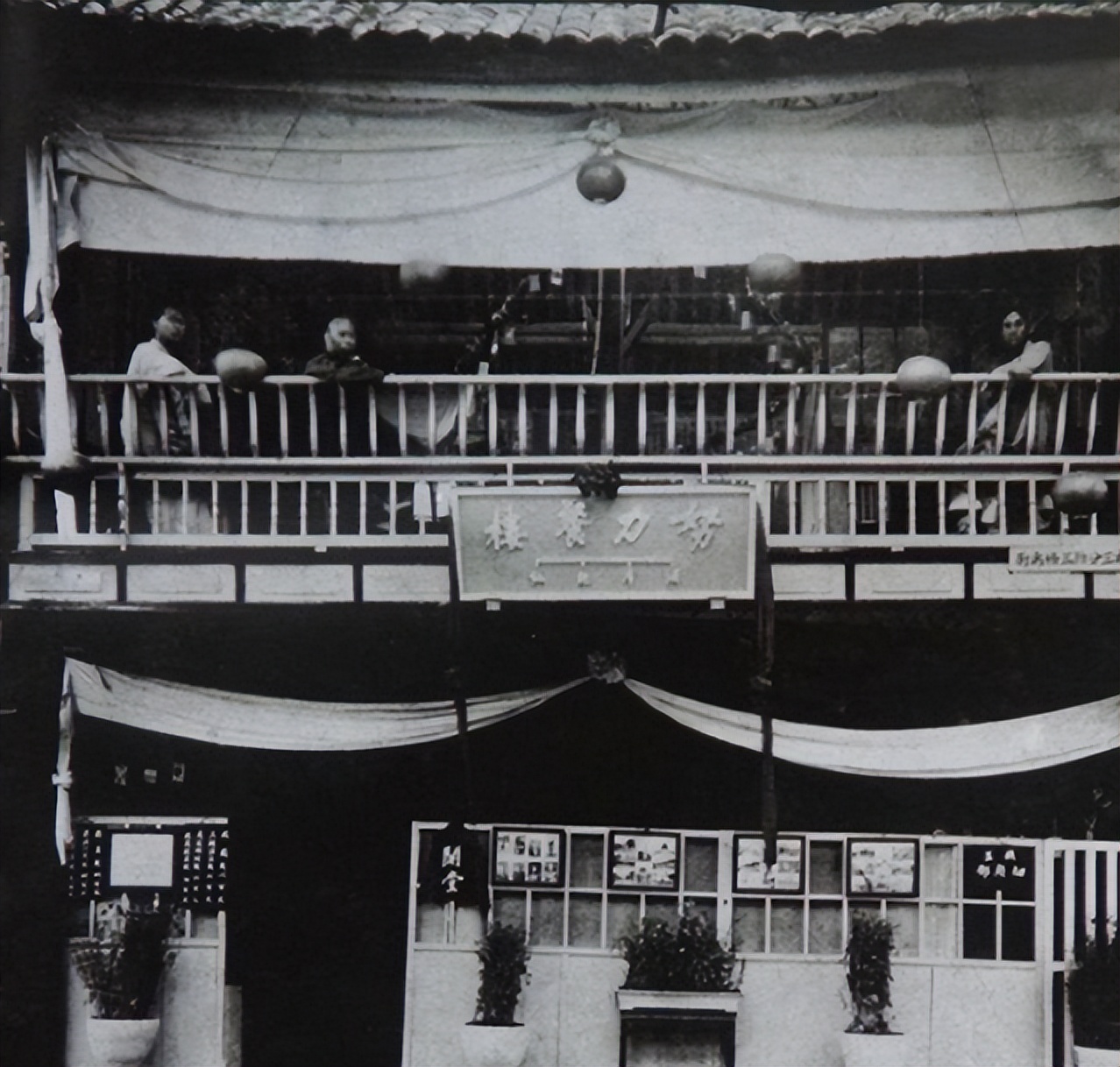 1950年3名军人点了“一菜一汤”，老板娘：10年了，你们终于来了