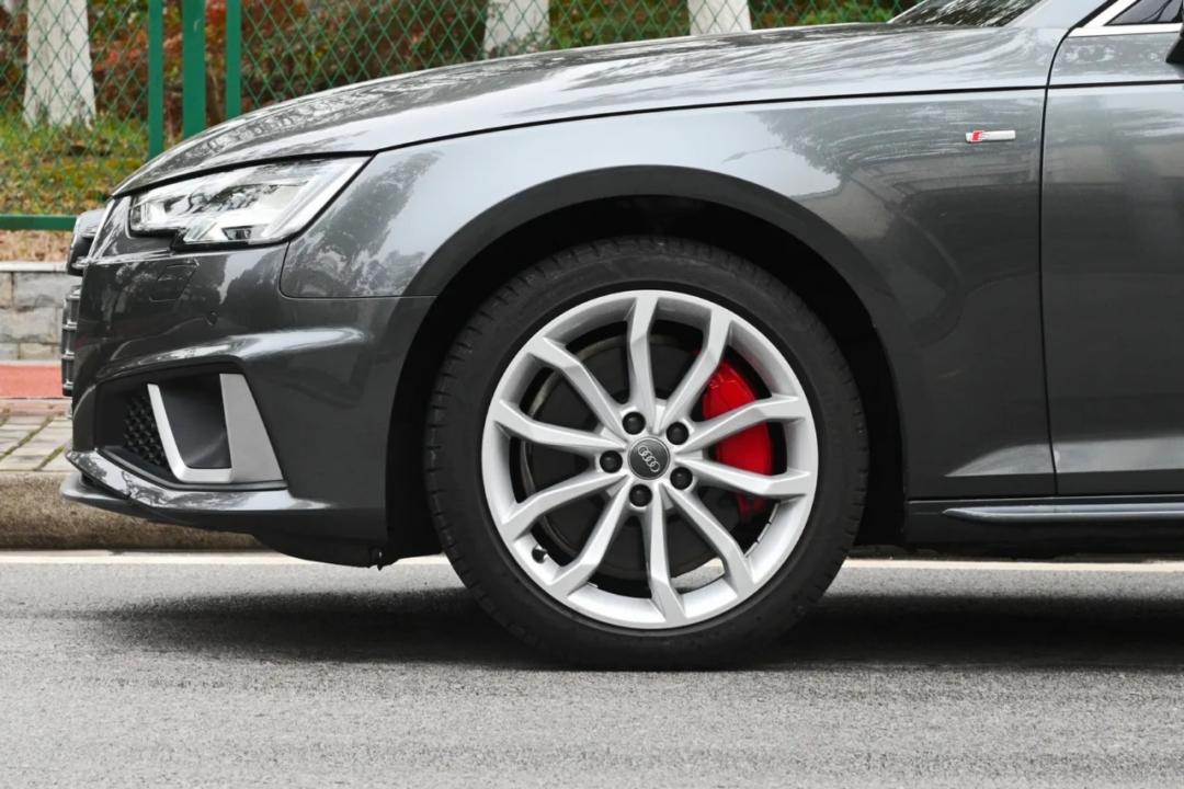 奥迪a4l 3.2 fsi quattro 旗舰型 (2019奥迪a4l quattro二手价格)