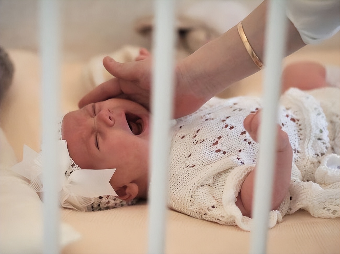 刚满两个月宝宝会翻身正常吗,刚满2个月宝宝会对人笑