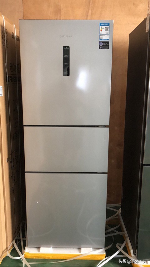 两个单开门冰箱和一个双开门冰箱,冰箱单开门和双开门利弊