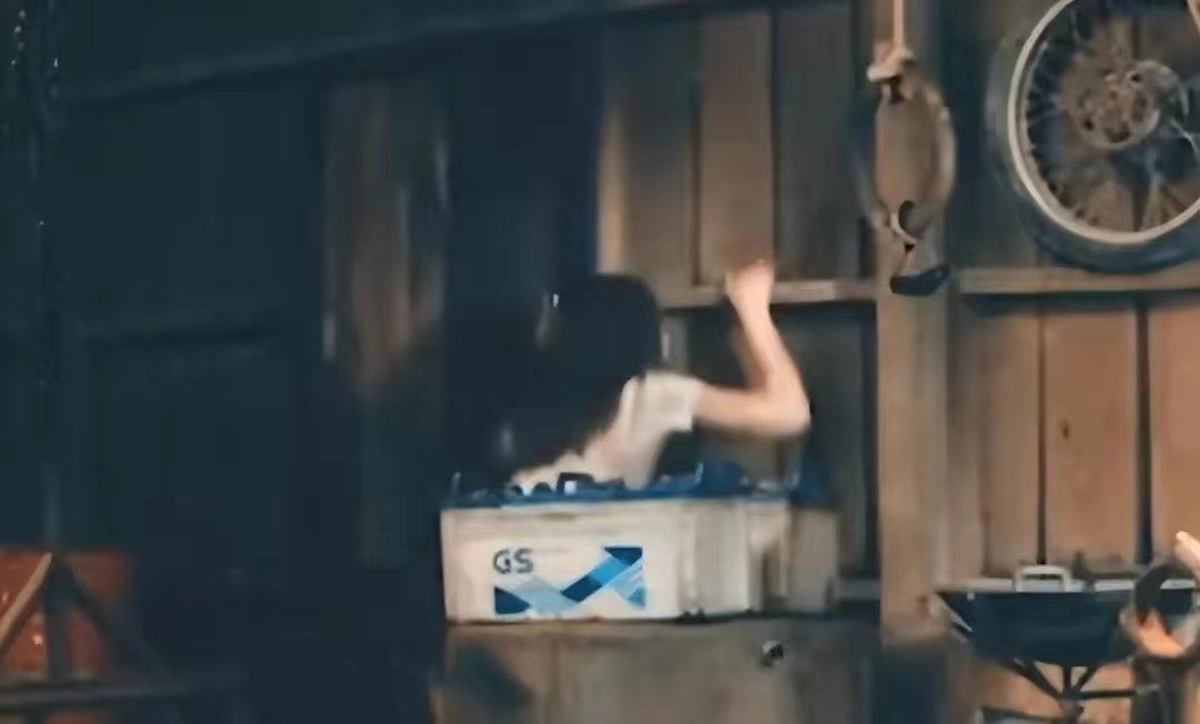 缅北将女子*脑洗**打傻后遣返，享受电击，回国人已疯，遭遇无情嘲笑