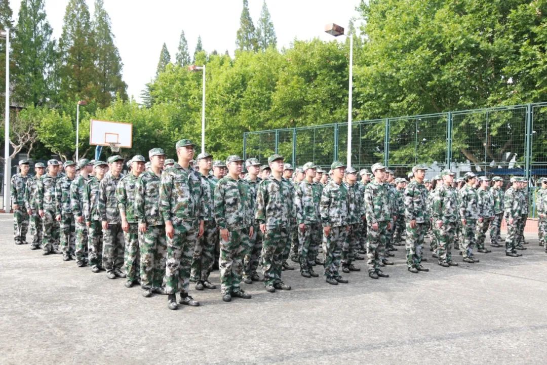 军训英姿飒爽的背后是汗水换来的,军训用汗水向青春致敬