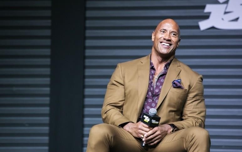 巨石强森吊打肌肉小鲜肉,巨石强森肌肉男图片