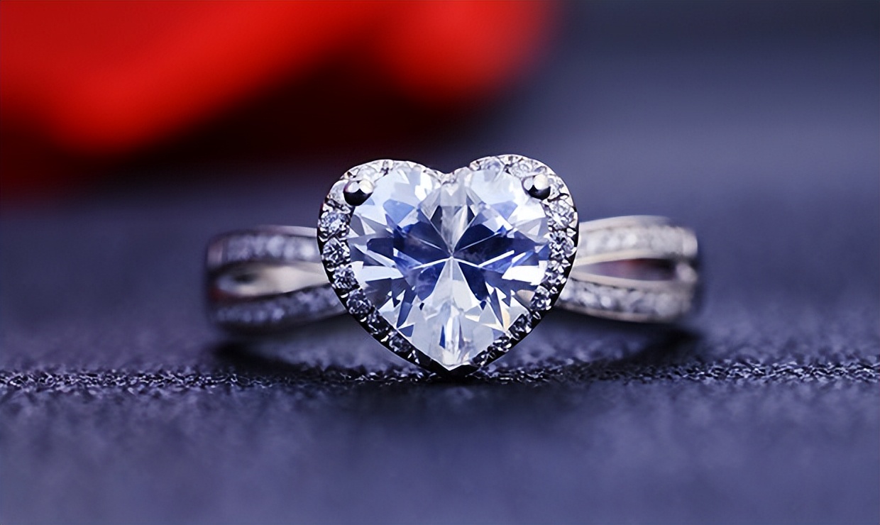 订婚戴戒指需要注意什么,订婚戒指怎么戴有什么说法