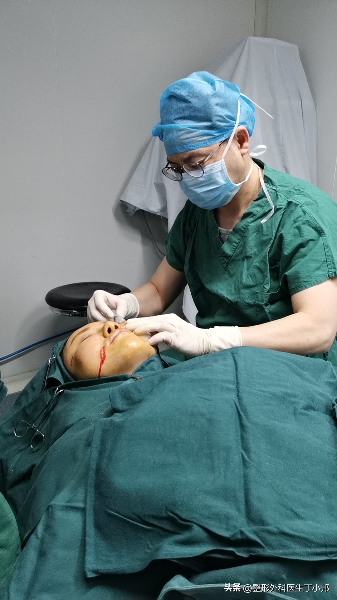 一个小姑娘毁容,一个女的毁容后才知道是救了自己