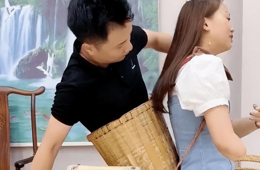 “连体夫妻”走红后，无腿丈夫抛妻弃子另寻新欢，如今生活怎样了