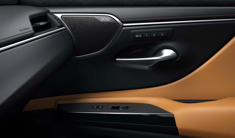 雷克萨斯新款ES上市，29.69万元起，配置提升并新增限量版车型