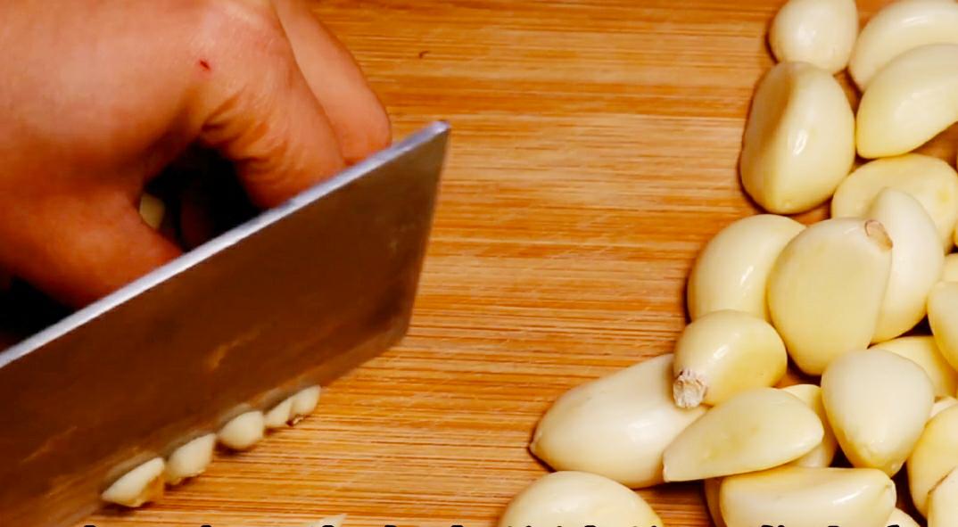 醋腌腊八蒜的正确方法,腌腊八蒜时只放醋就错了教你一招