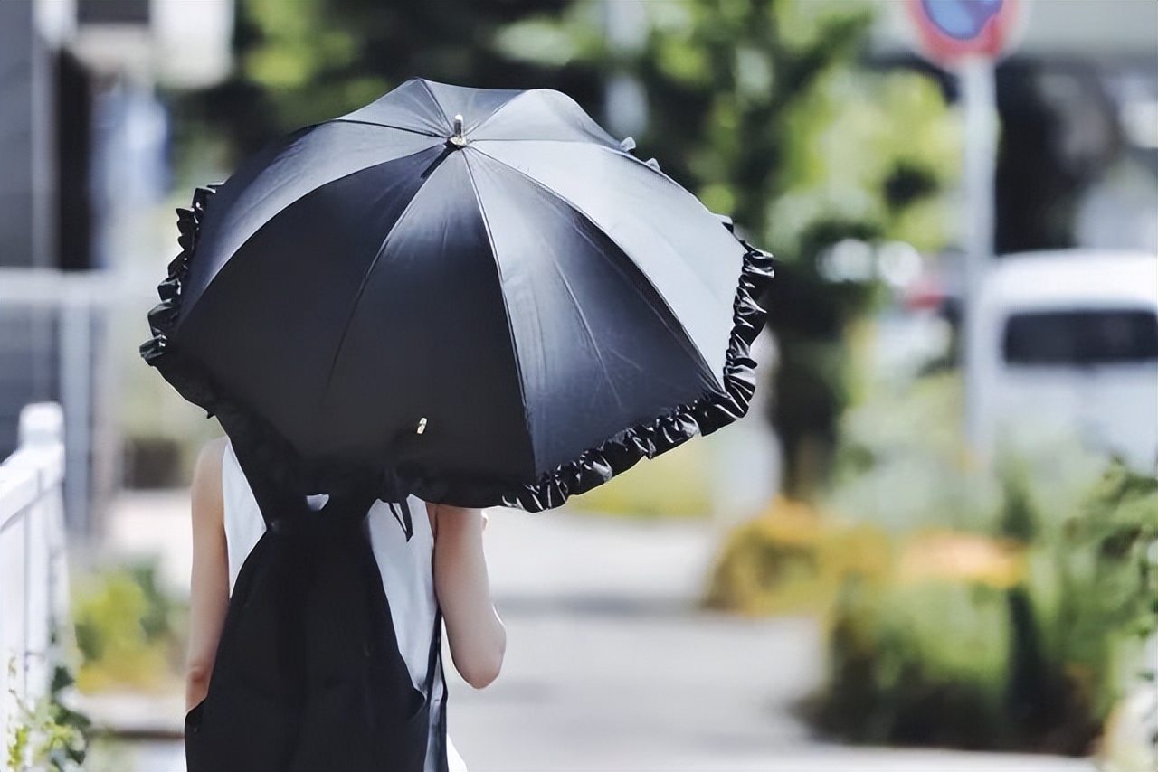 日本漂亮小姐姐不想被晒黑，每天全副武装！2年后身高竟缩水7cm…