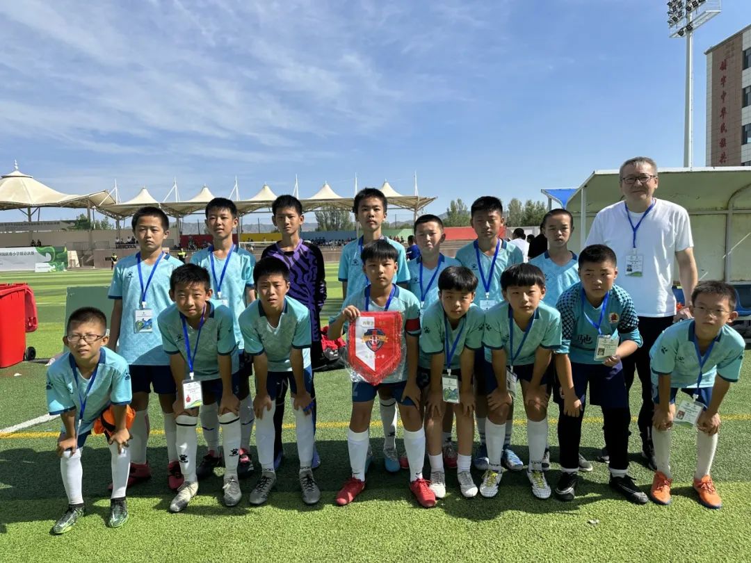 包头市青山区哈达道小学男子足球队勇夺自治区“主席杯”亚军