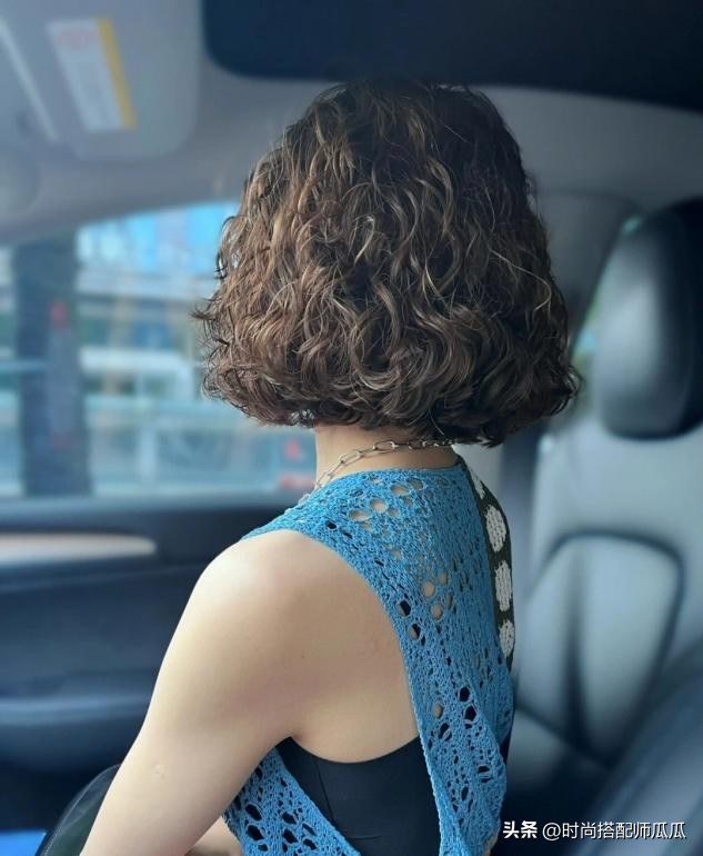 适合发量少减龄的烫发,别再留中间长两边短的发型