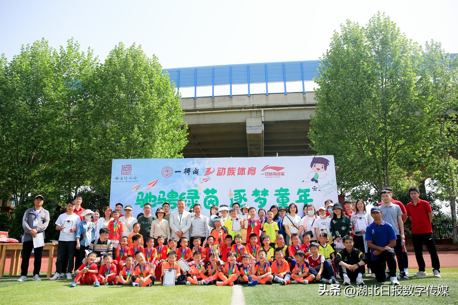 幼儿园孩子踢足球创意视频,足球比赛萌娃看台