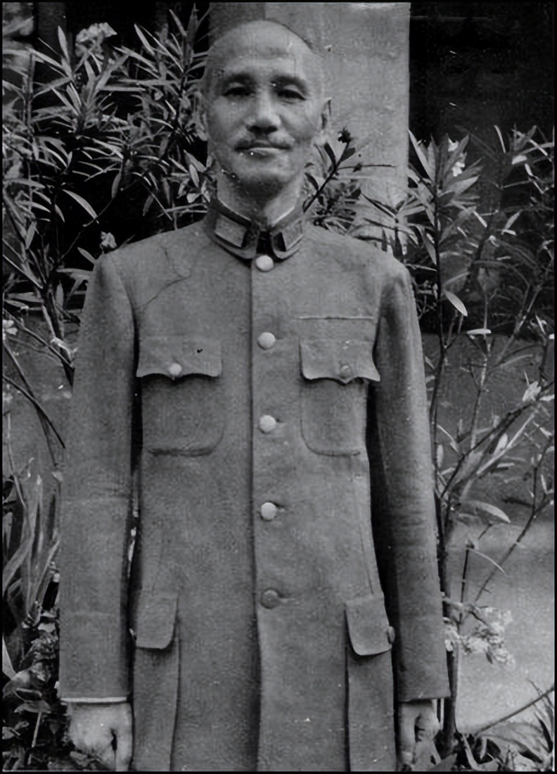 蒋介石为什么至今仍未下葬？入殓还穿七条裤子，多年以后才知原因