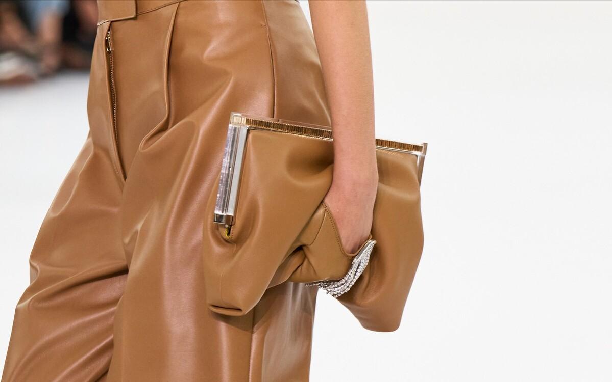 宋慧乔巴黎时装周穿搭同款,宋慧乔一袭白色西服裙显女性魅力