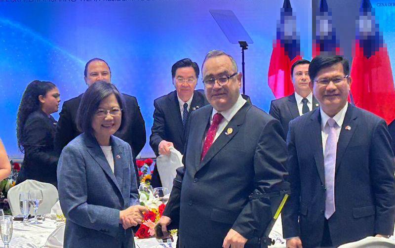 蔡英文窜访危地马拉，被该国总统“扎了两把刀”，2200万美元白花