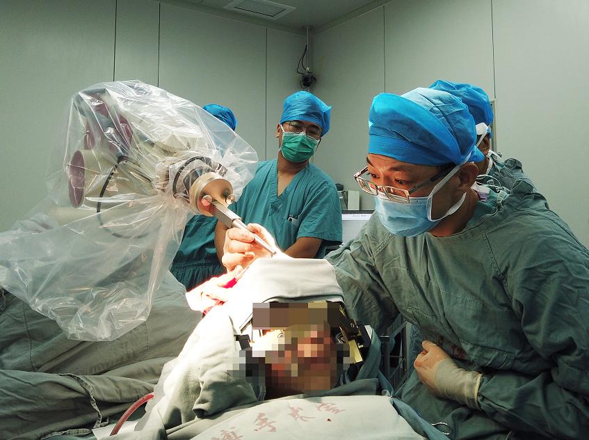 小伙患有特发性震颤,小伙特发性震颤