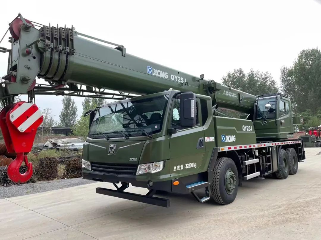 部队退役军车8x8,部队官兵退役前的拉练