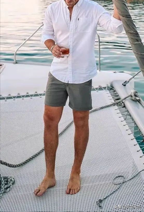 男士衬衫黑色搭配什么颜色裤子,白色衬衫搭配什么颜色裤子好看男