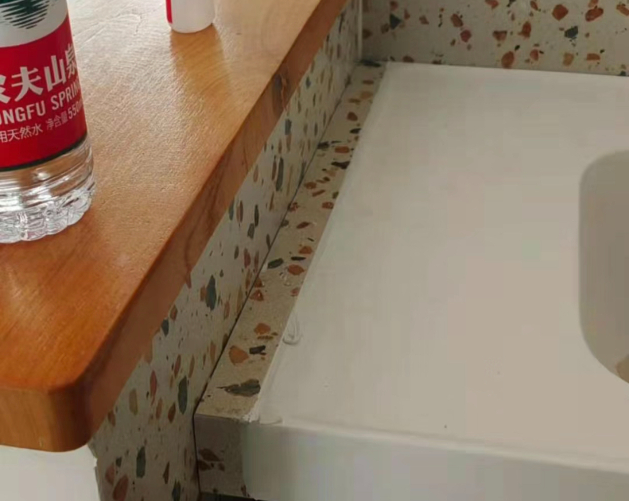 装修一些小坑怎么修补,装修好了如何补救多余的孔