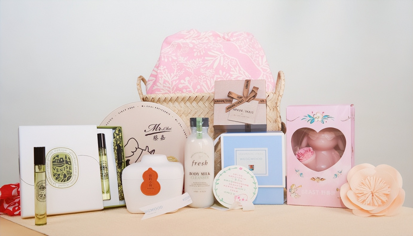 胡歌公布女儿小名，百天宴伴手礼超两千元，为喜糖礼盒扳回一局