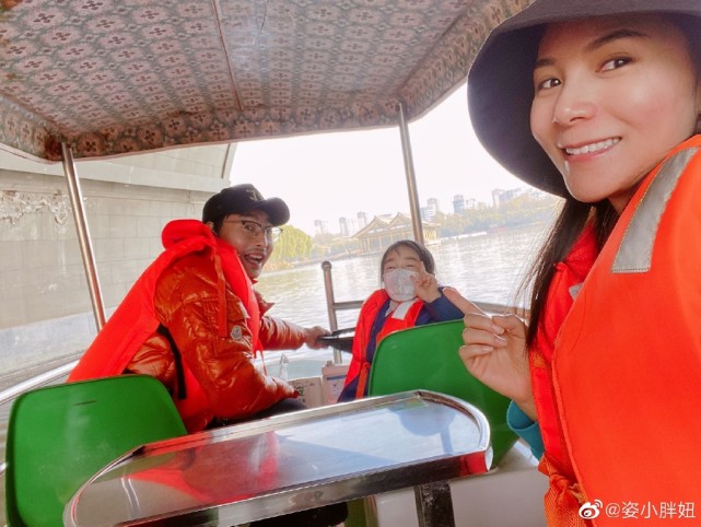 何姿与儿女合照,何姿晒回娘家照片