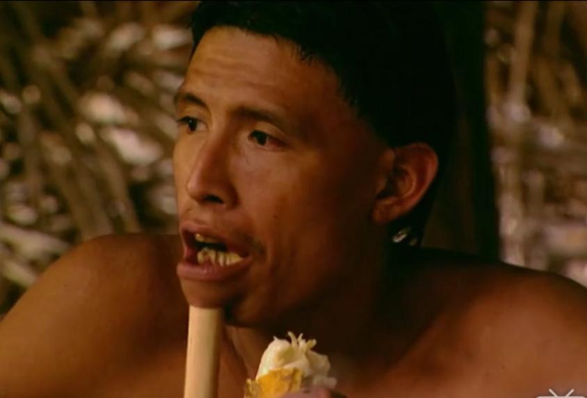 以“裸为美”部落，无论老少都下巴插木棍，这种陋习为啥还存在？