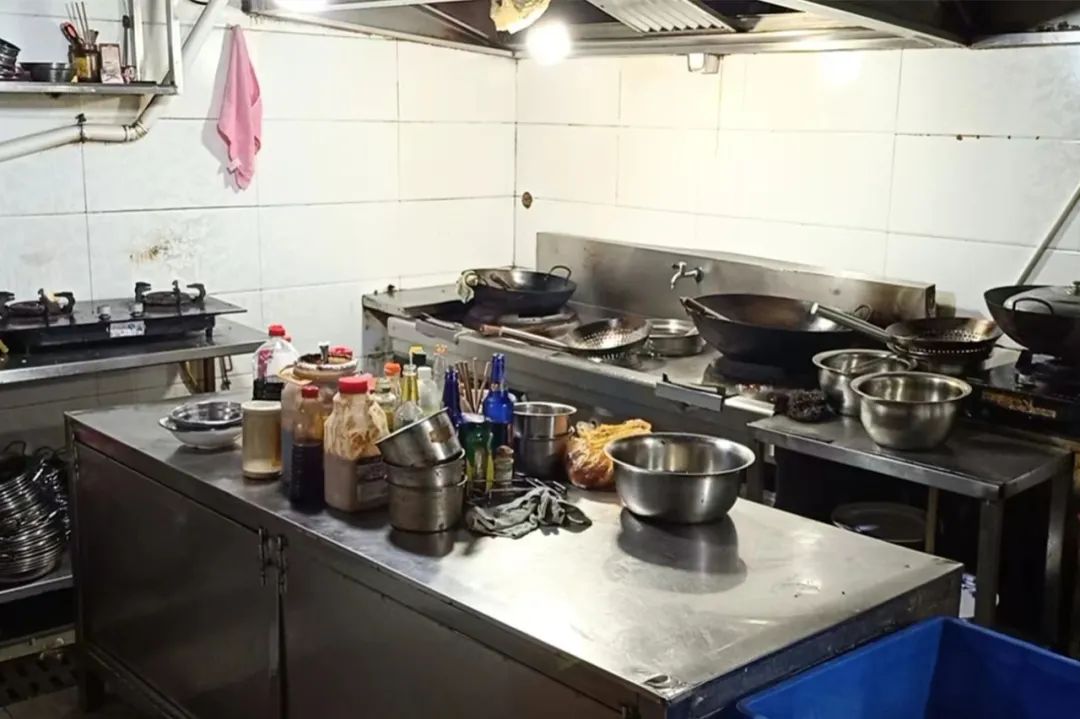 后厨水龙头为什么一直打开,饭店后厨为什么水龙头要一直开