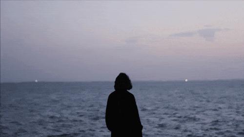 24岁女孩缝出巨型子宫，请人走进去，感受被母体包裹的温柔