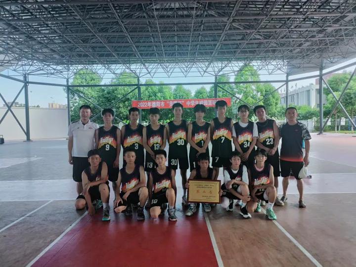 岷江东路逸夫学校喜获“贡嘎杯”校园篮球赛亚军