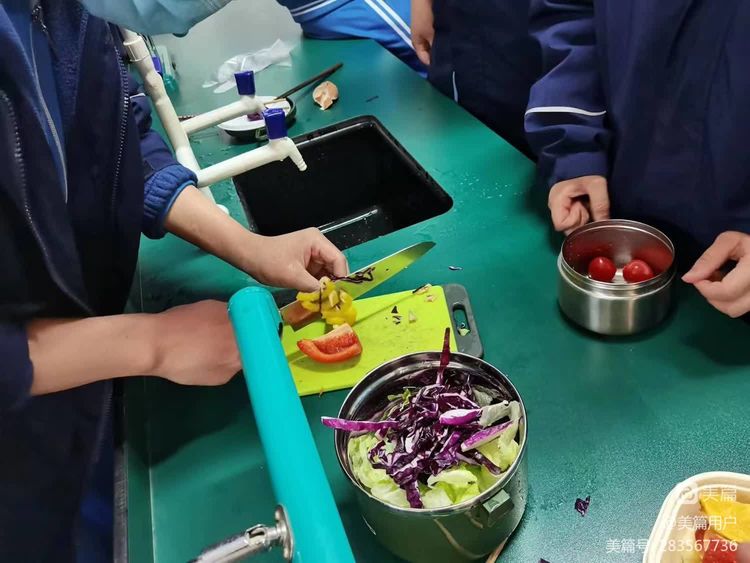 英语制作蔬菜沙拉过程,制作水果沙拉英语公开课