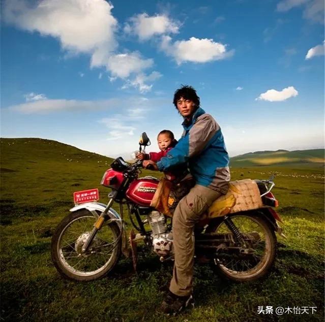 三十多年前的一张老照片,村里第一辆摩托车