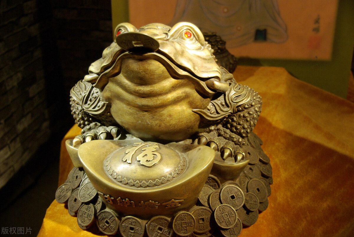 要想来年富，家中摆四物；这四物寓意吉祥，过年都摆上可博好彩头