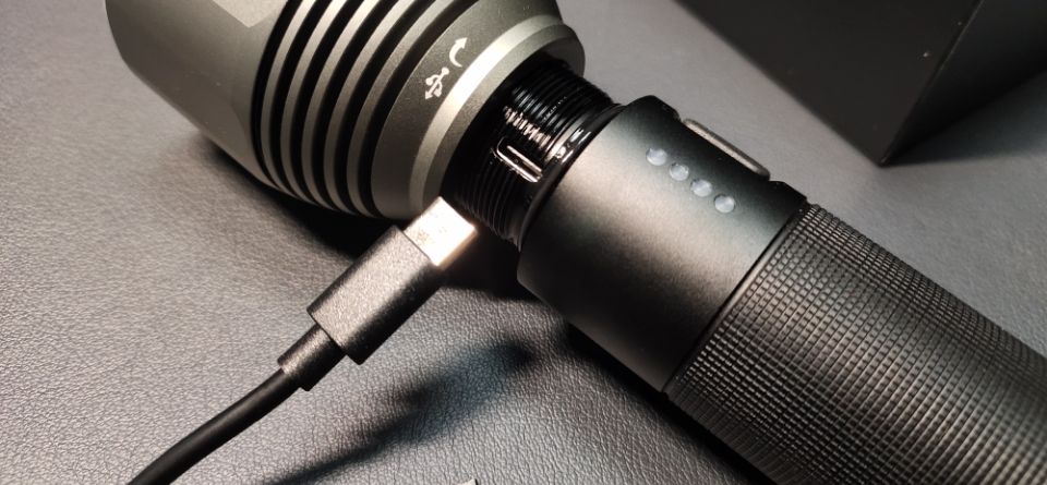 长续航探照灯户外便携,户外探险大泛光手电