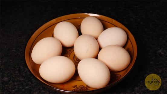 怎样让鸡蛋煮出来好吃又不破皮,鸡蛋别再水煮了试试这样做