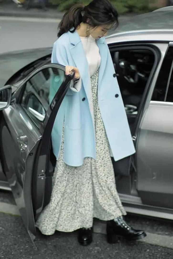 穿裙子靴子过年,过年穿了裙子显瘦