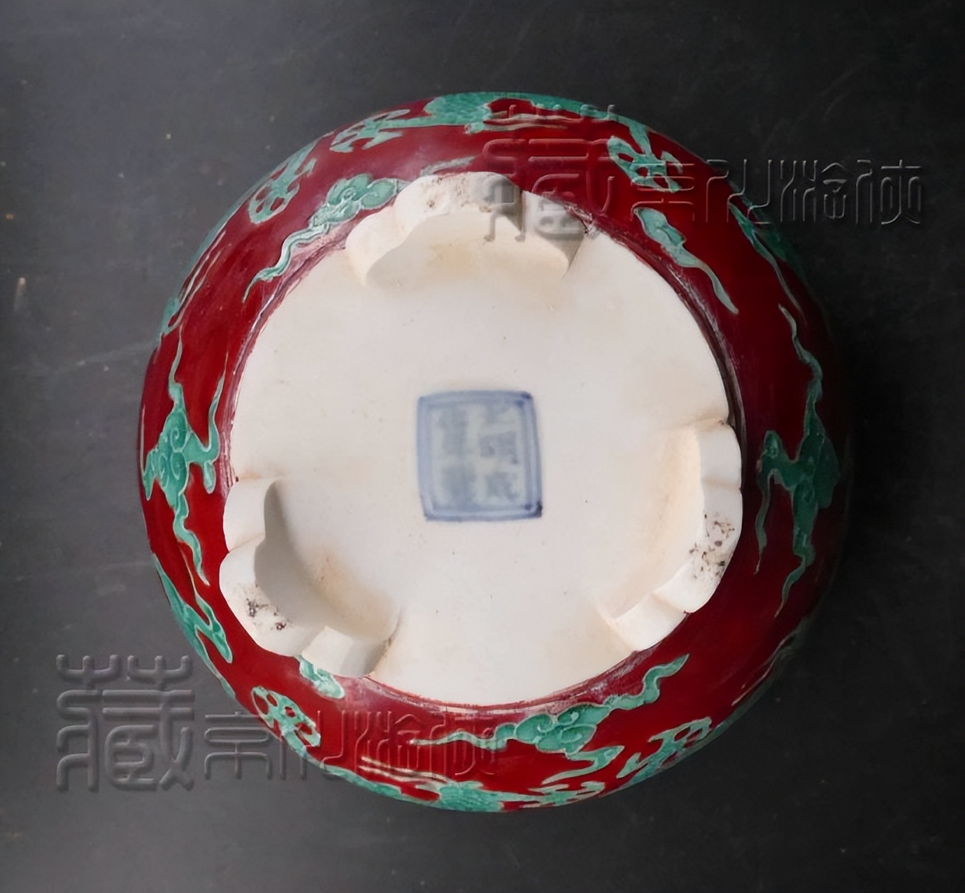 成化斗彩单色釉龙纹天字盖罐,馆藏成化斗彩龙纹天字罐真品图