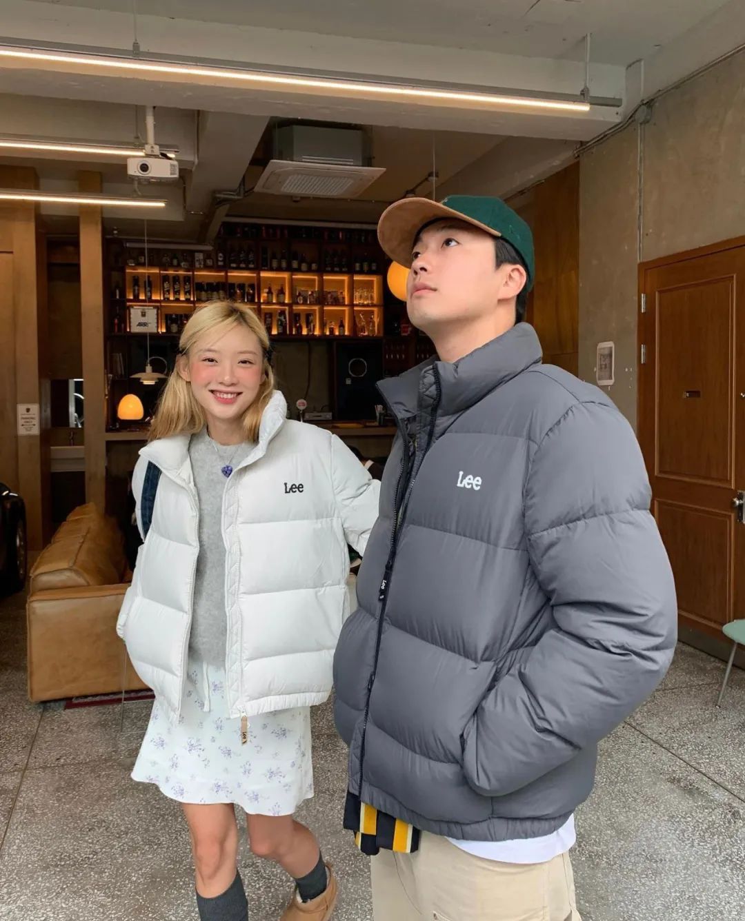 白色长款羽绒服韩系裙子穿搭,今年流行穿搭羽绒服加什么靴子