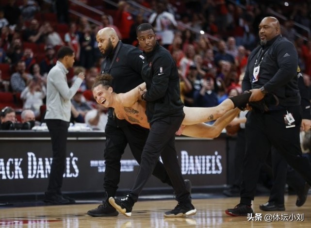 火箭主场男球迷,火箭主场出现妖娆男