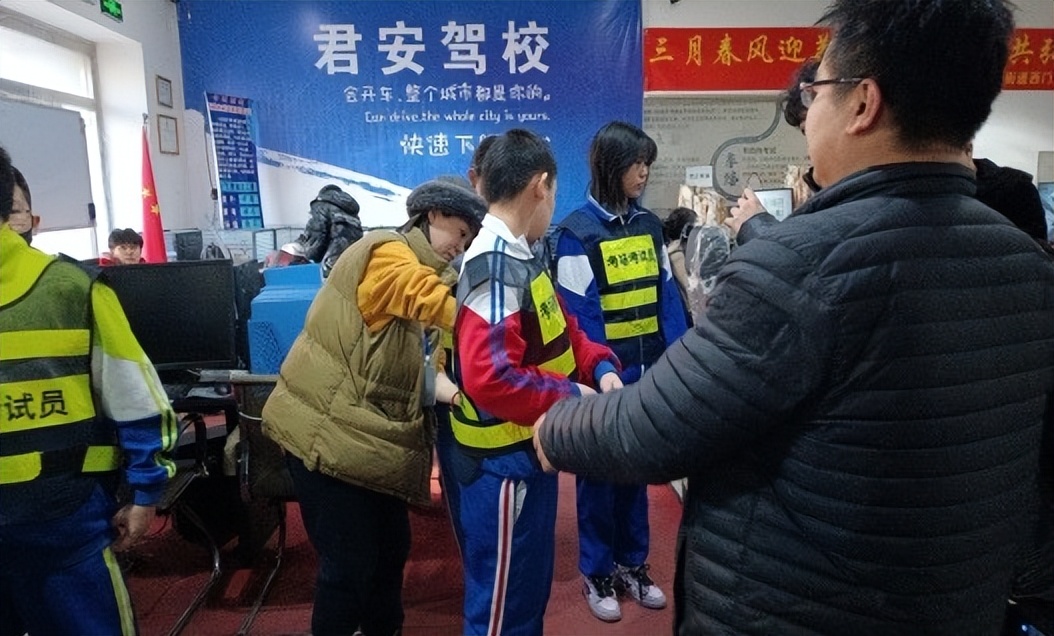 三月春风暖人心雷锋精神永传承,三月春风暖人心雷锋精神代代相传